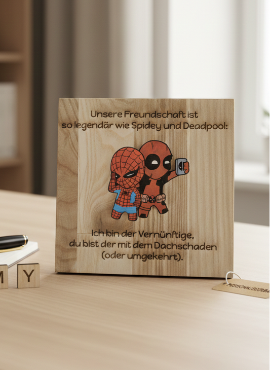 Handbemaltes Holzschild Spidey & Deadpool – Personalisierbare Lasergravur – Lustiges Geschenk für beste Freunde, Freundschaftsgeschenk
